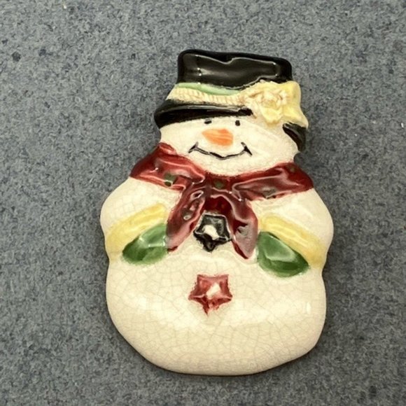 Christmas Pin Brooch Snowman Snowwoman White Crazed Red Bandana Black Hat Green - Picture 2 of 5